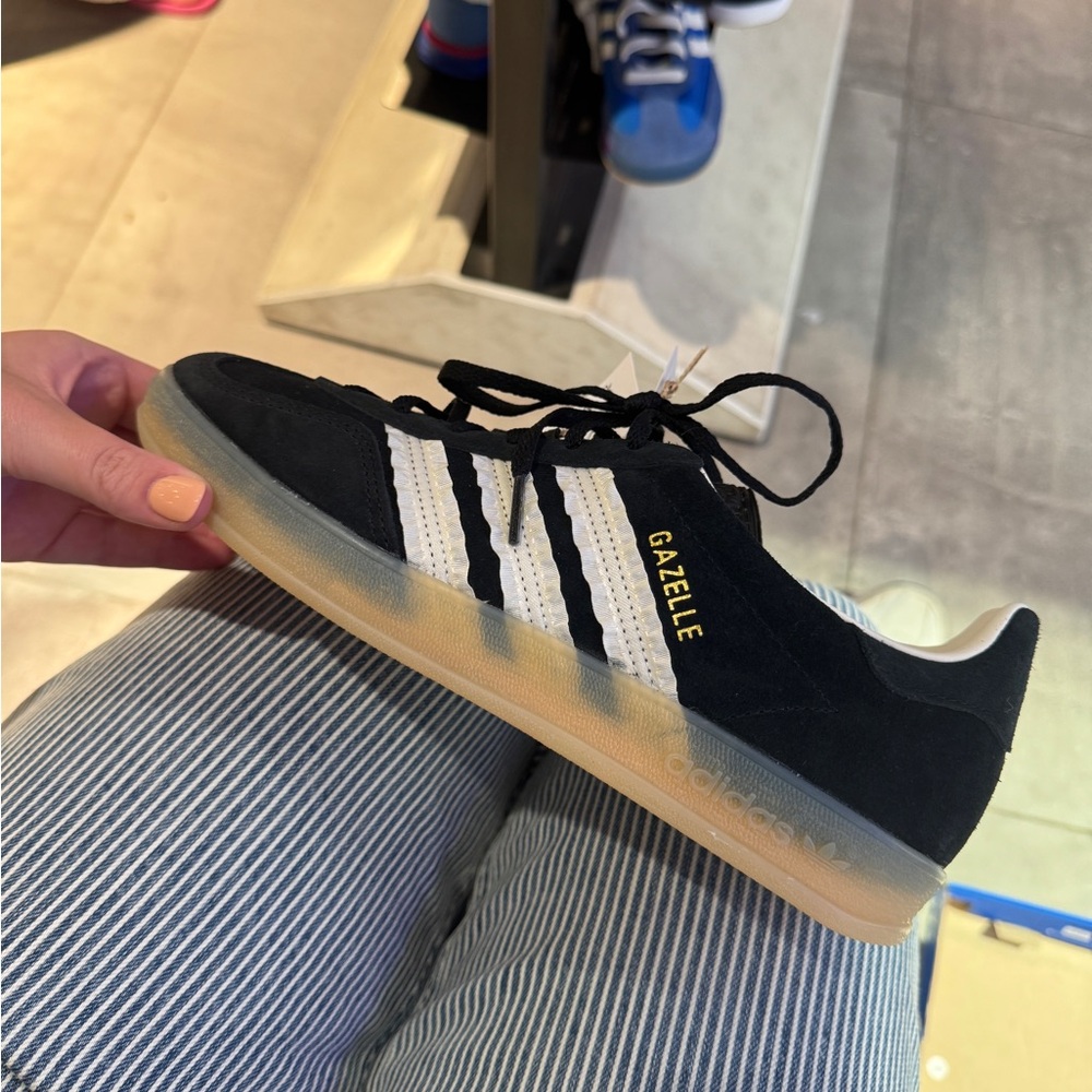 Adidas Gazelles with Lace Stripes - Picture 3 of 3
